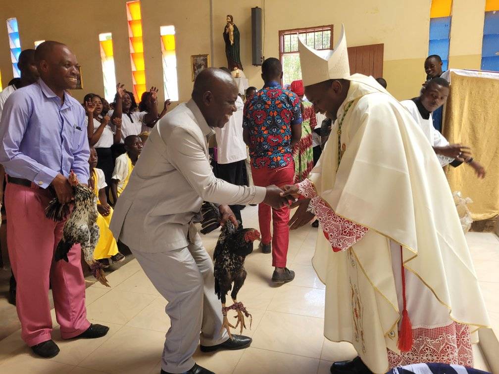 Tanzania - Regalos para el nuevo Obispo Chrisopher Ndizeye