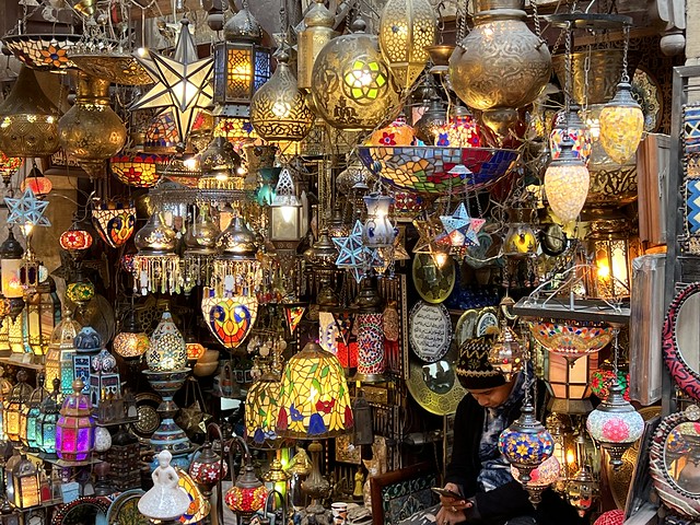 Detalle de una tienda de lámparas en El Cairo