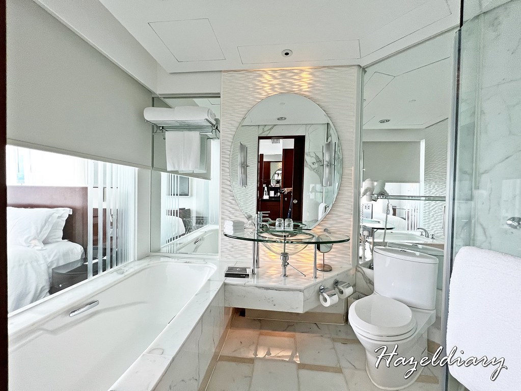 Cordis Hong Kong-Deluxe Room with City View and bathtub