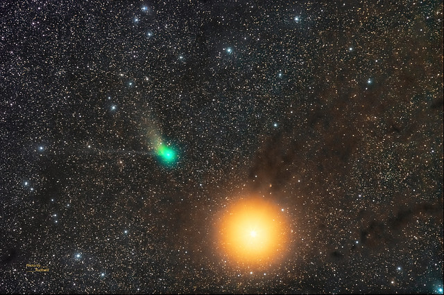 Komet C/2022 E3 mit Mars inmitten von dunklen Staubwolken