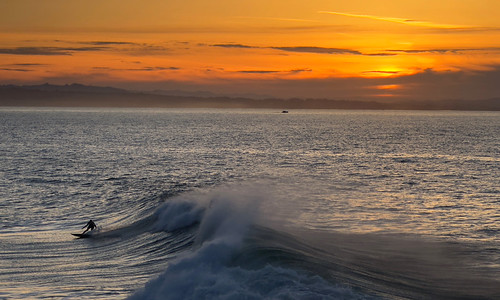 surfing surf wave ocean water landscape sunrise clouds sky color travel best santacruz california iphone phonepix beach pacificocean surfboard surfer orange yellow gold 2023 202302 20230217 steamerlane wow