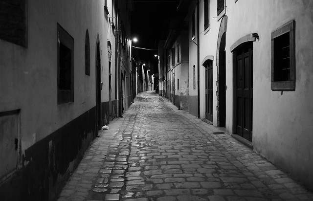 Una luce illumina un vicolo buio (A light illuminates the dark alley)