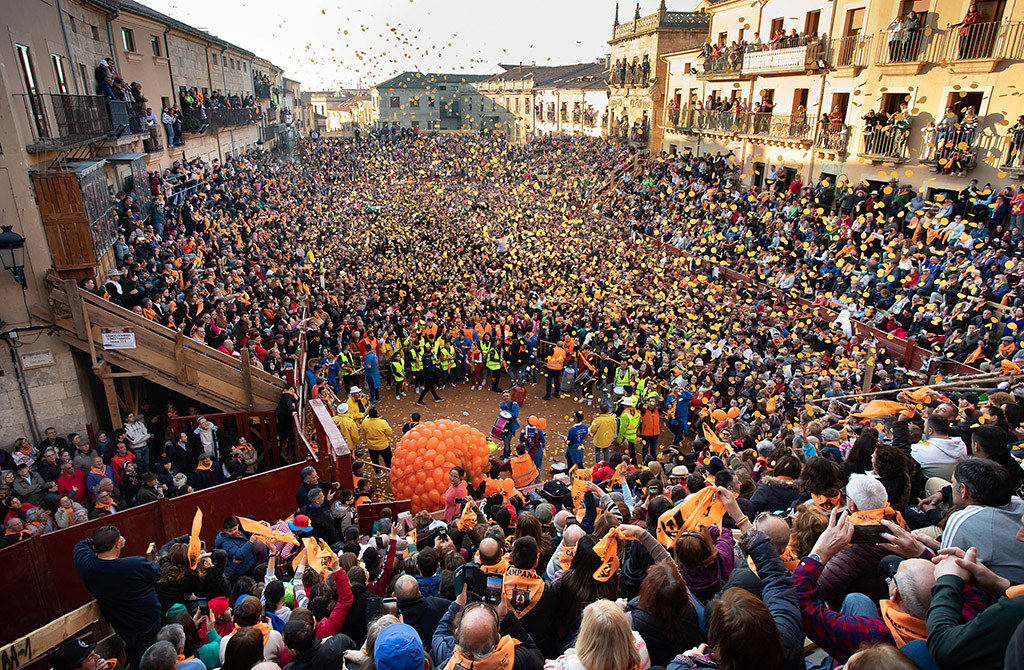 Miles de personas celebran el comienzo del Carnaval del Toro con el tradicional 