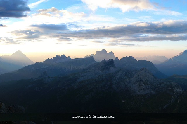 ALTA VIA 1 DELLE DOLOMITI - La PRIMA LUCE fotografata dal Monte Lagazuoi, nell’immagine solo una parte dei Gruppi Dolomitici osservabili da questo monte. Veneto, ITALIA.