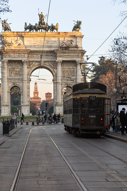 Corso Sempione, tram Carrelli, Arco della Pace e sullo sfondo la Torre del Filarete.