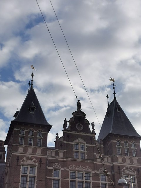 Het dak van de KIT in Amsterdam met de windwijzers