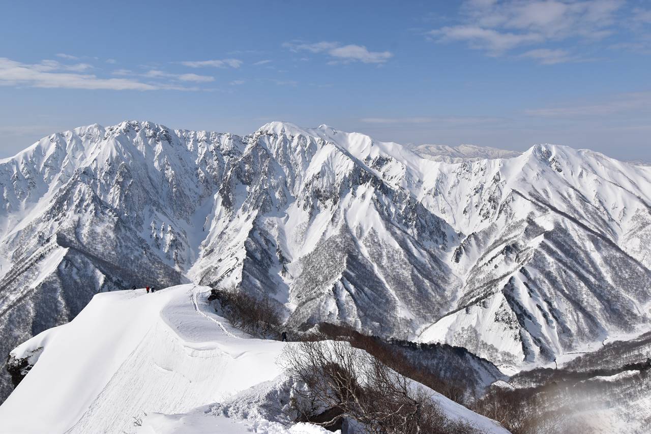 冬の白毛門から眺める谷川岳