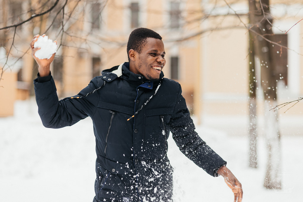 Студенты из Африки радуются снегу