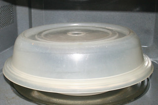 07 - Hedge the bowl with microwave covering hood / Schale mit Mikrowellen-Abdeckhaube abdecken