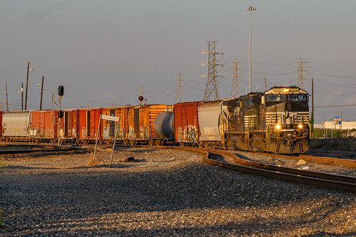 up unionpacific ns norfolksouthern manifest train ge rebuild ac4400 goldenhour englewood yard mcxew houstonsub sunsetroute tower87 curve