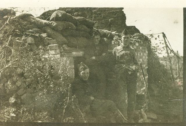 Three Belgian soldiers in front of a strongpoint (1918)