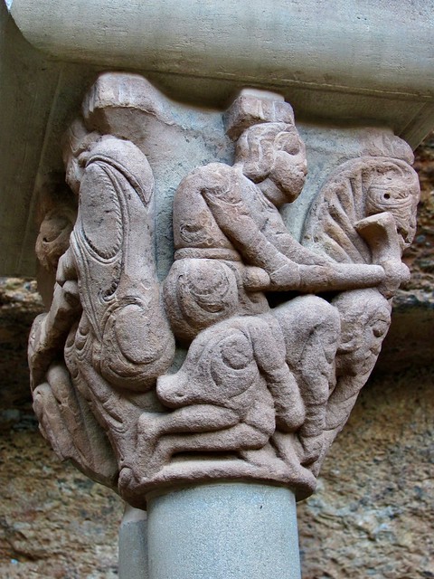 Románico capitel, siglo XII, con Cain asesinando a Abel, del claustro de San Juan de la Peña. Huesca