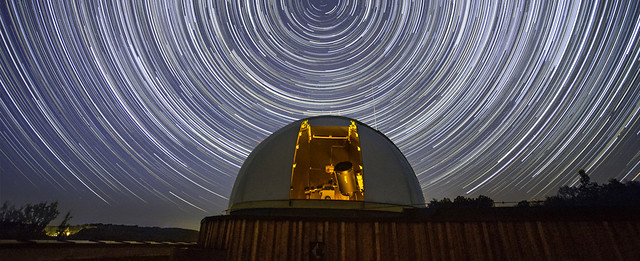 Az égbolt forgása miatt a csillagok ívet húznak a Zselici Csillagpark Bemutató Csillagvizsgálójának kupolája felett - a helybeli planetárium emögött található. Fotó: Schmall Rafael