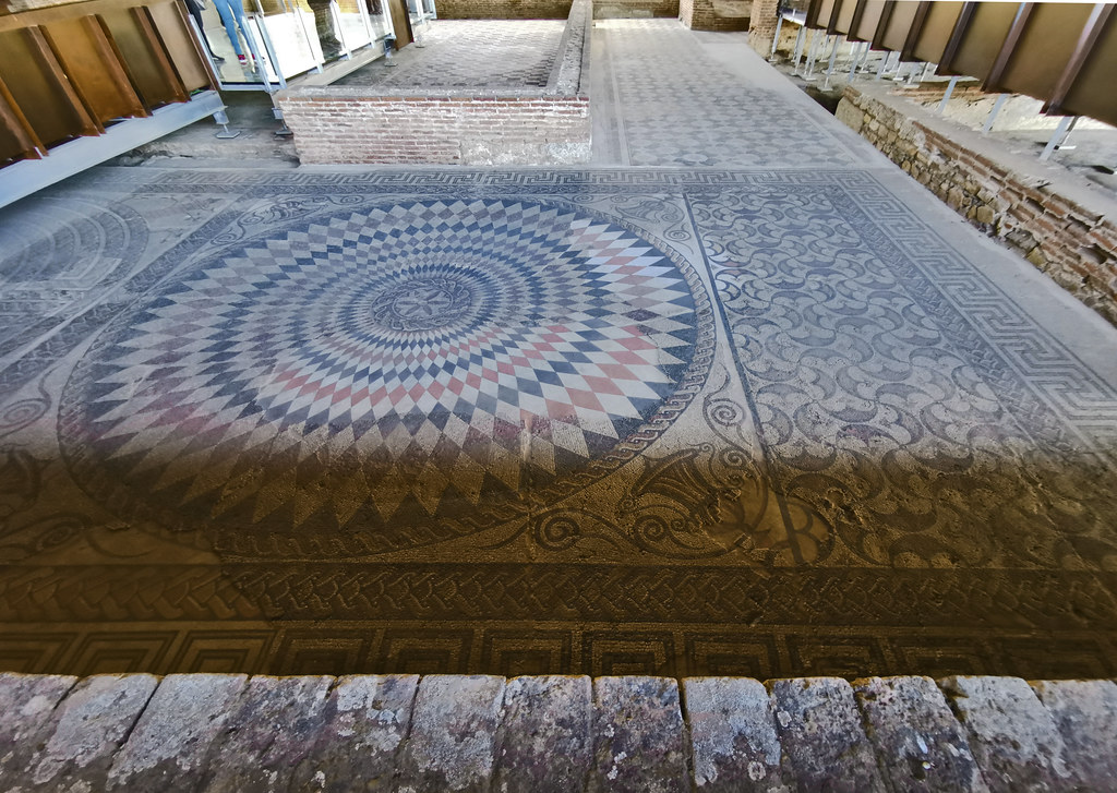 mosaicos geometricos suelo de habitaciones de la Casa del Anfiteatro Mérida Badajoz 02