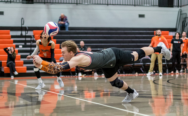 College volleyball - libero dig
