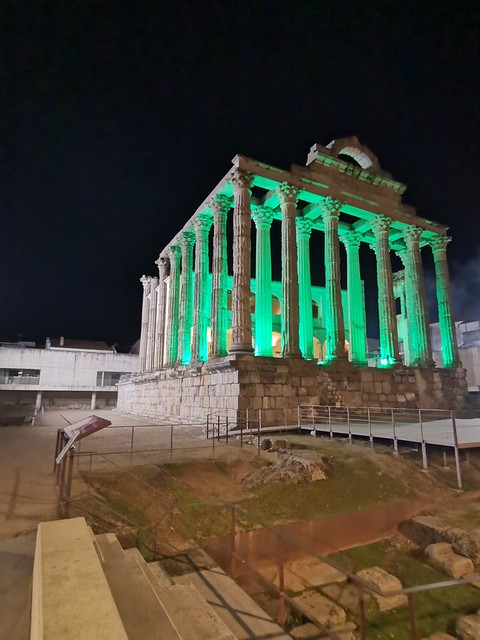 frontispicio fachada Sur del Templo de Diana del Foro romano exterior Palacio del Conde los Corbos de noche Mérida Badajoz 02