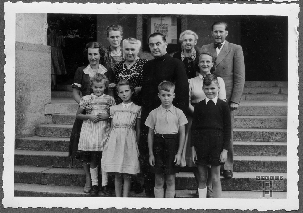 ArchTappen32(1C)Alb12j366 Gruppenfoto, Familie, Allgäu, 1950er