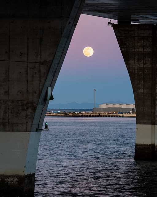 Luna Llena bajo el puente