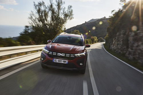 Ao volante do novo Dacia Jogger Hybrid: Este carro é muito cool