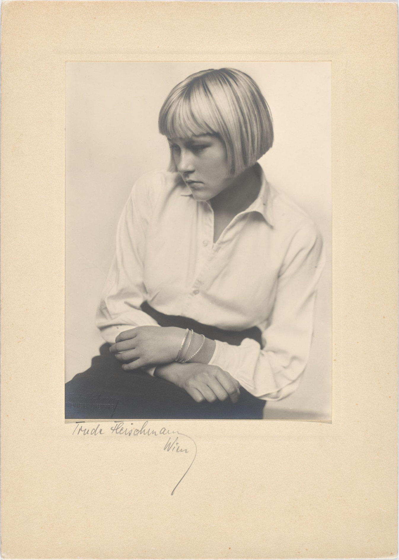 Trude Fleischmann :: Untitled (Portrait of a Young Woman), ca. 1930. Silver gelatin print on baryta paper. | src Städel Museum