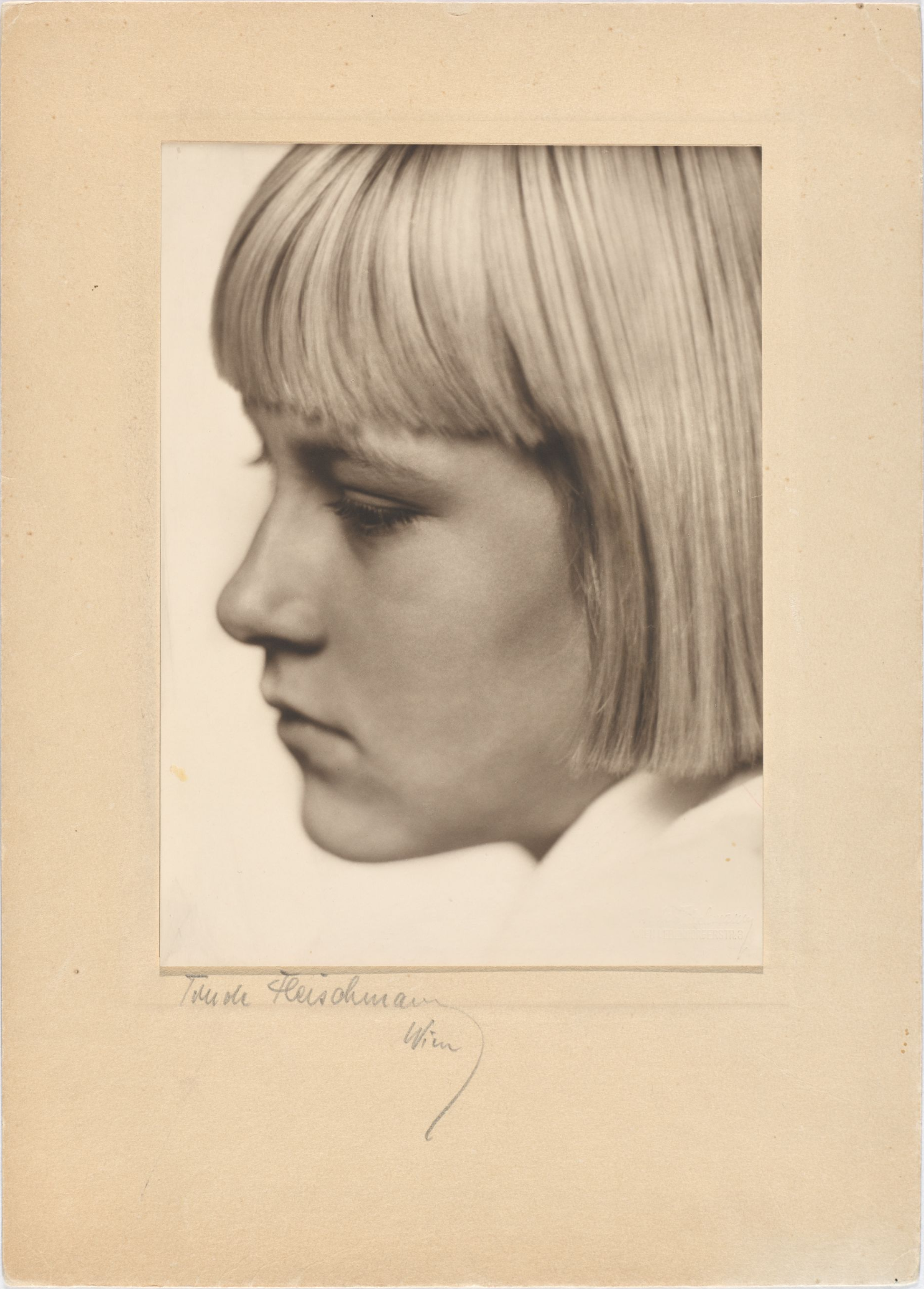 Trude Fleischmann :: Ohne Titel (Porträt einer jungen Frau), ca. 1930. Silbergelatine-Abzug auf Barytpapier. | src Städel Museum