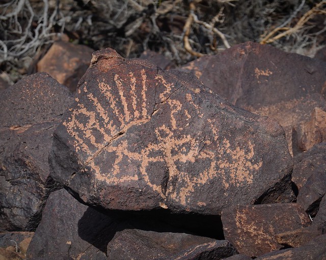 Petroglyph rock SR604130 (2)