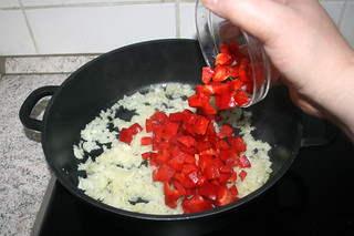 13 - Put diced bell pepper in pan / Paprikawürfel in Pfanne geben