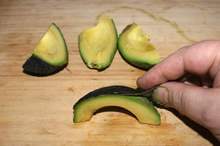 34 - Peel avocado / Avocado schälen