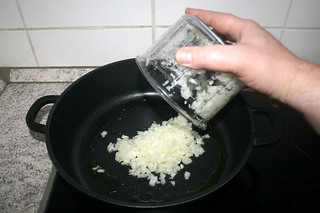10 - Put diced onions in pan / Gewürfelte Zwiebel in Pfanne geben
