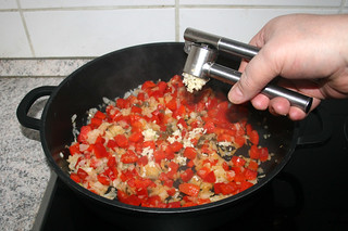 16 - Squeeze garlic in pan / Knoblauch in Pfanne pressen