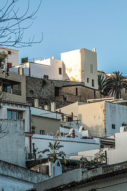 Edificios en la ciudad amurallada de Ibiza