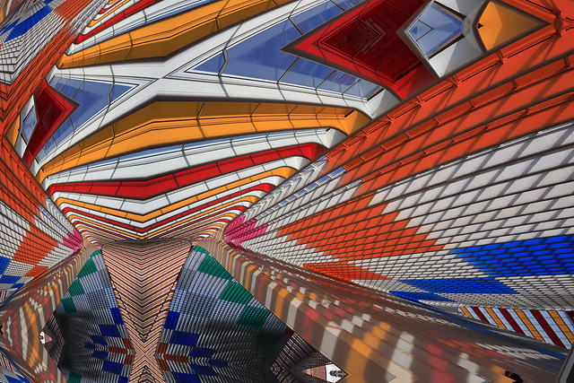 Délire géométrique coloré, La gare des Guillemins colorée par l'artiste Daniel Buren, Liège, Belgique