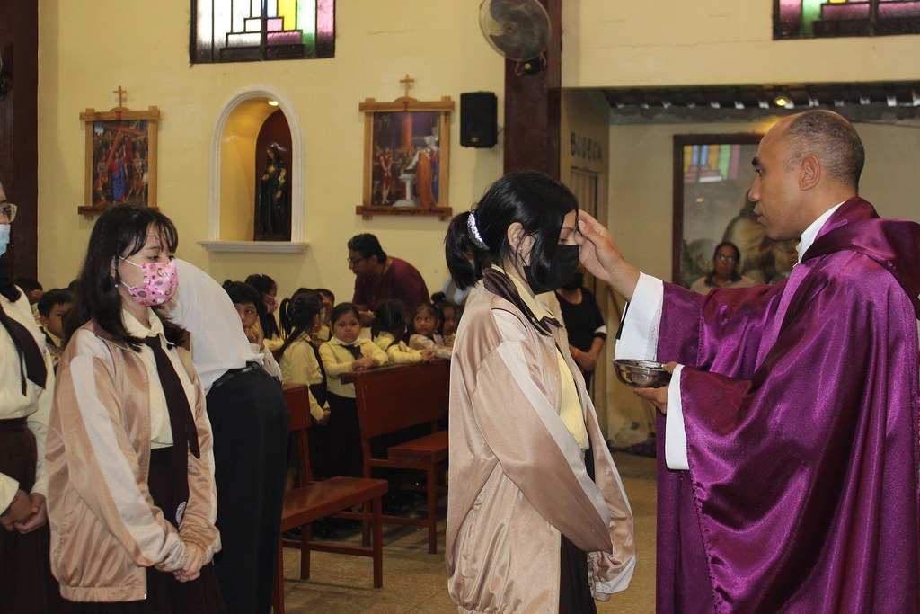 Ecuador - Miércoles de Ceniza en la Unidad Educativa San Pío de Pietrelcina