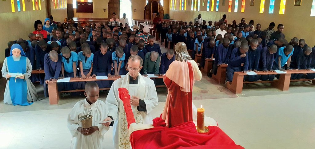 Tanzania - Procesión y Consagración al Sagrado Corazón
