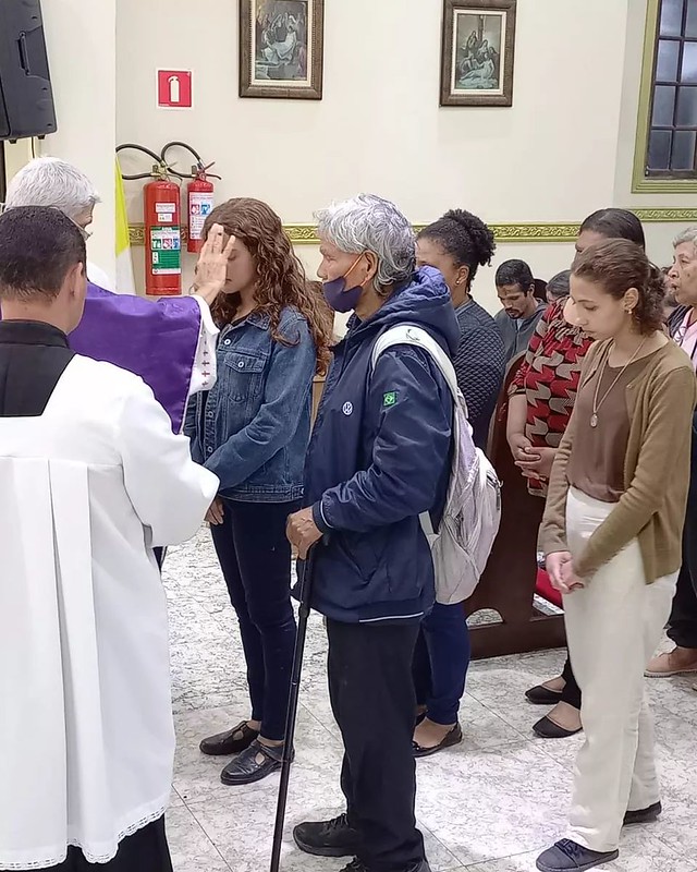 Brasil - Miércoles de Ceniza en la Parroquia Divino Espírito Santo