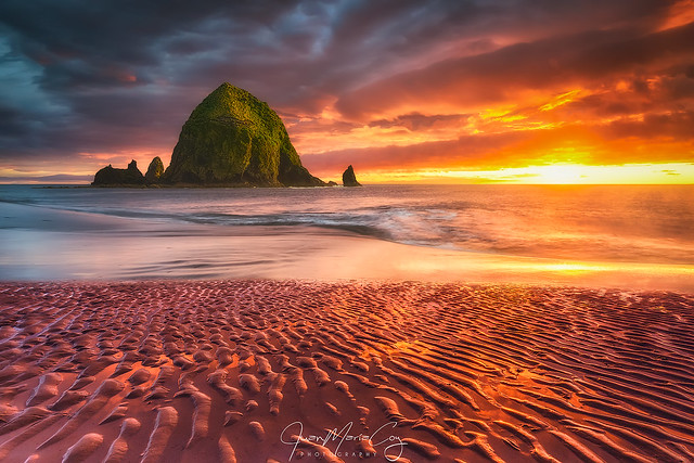The last lights of the day caressing Haystack Rock at sunset - Cannon Beach (Oregon, USA)