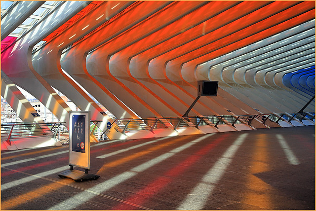 La gare des Guillemins colorée par l'artiste Daniel Buren, Liège, Belgique
