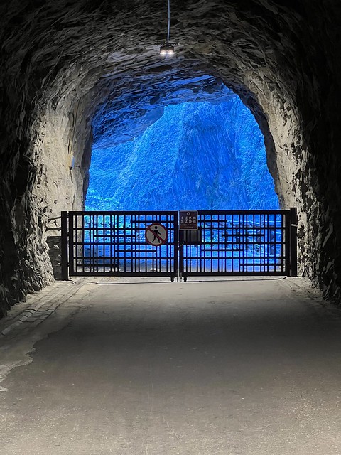 九曲洞盡頭是禁止通行的護欄，只能從隧道內一窺天光