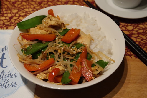 Asiatisch anmutendes Wok-Gericht mit Hähnchenbrust, Zuckerschoten, Paprika, Mungobohnenkeimen und 5 Gewürze Pulver zu Jasmin-Reis (mein erstes Schälchen)