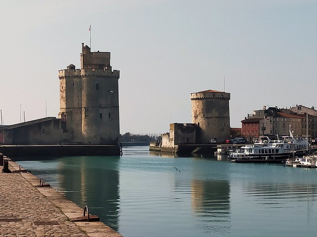 La Tour de la Chaîne et la Tour Saint Nicolas, Vieux Port, La Rochelle, Charente Maritime.