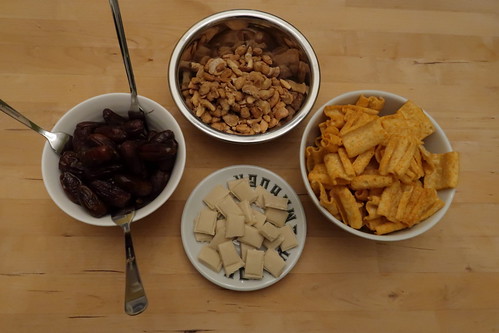 Datteln, Cashew-Erdnuss-Mix mit Honig & Salz, Linsenchips Oriental und vegane Weißer Schokolade mit Kokos-Flakes