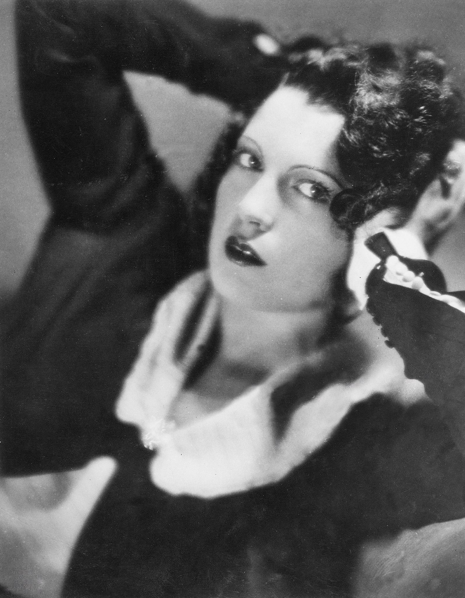 Schauspielerin Carola Neher in einem Kleid mit weissem Kragen. Foto: Rolf Mahrenholz. erschienen Die Dame 6/1930/31