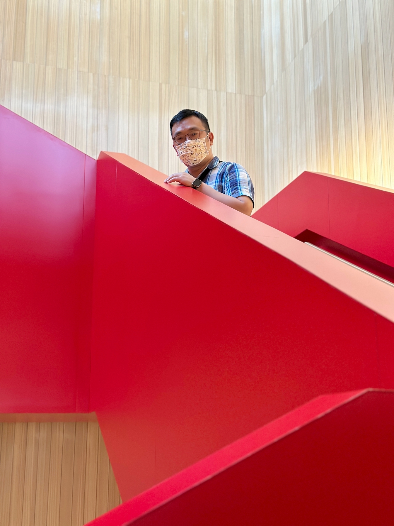 [台南景點]臺南市立圖書館 新總館|南臺科技大學附近超美圖書館．大紅色樓梯裝置藝術獨立書店 @VIVIYU小世界