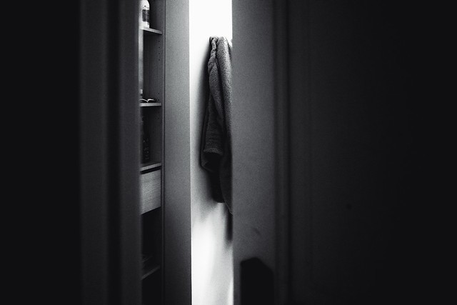 « On pénètre dans la salle de bains et c'est la vie qui recommence. On n'en voulait plus, du matin, seul dans la nuit d'indifférence. » Michel Houellebecq