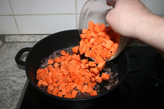 17 - Add diced sweet potatoes / Süßkartoffelwürfel addieren