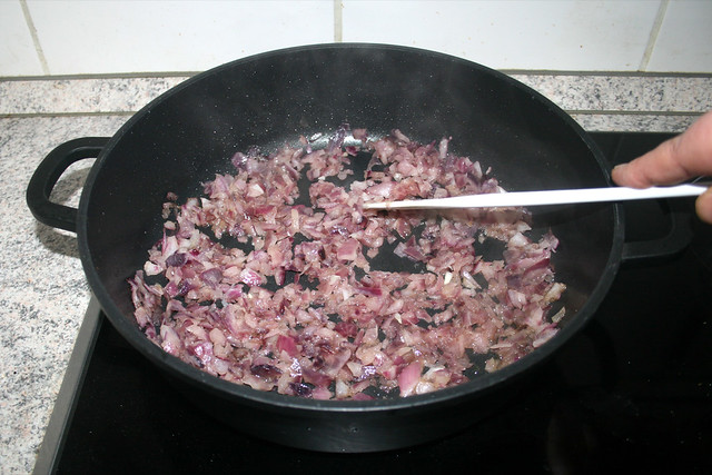 14 - Braise onions / Zwiebeln andünsten