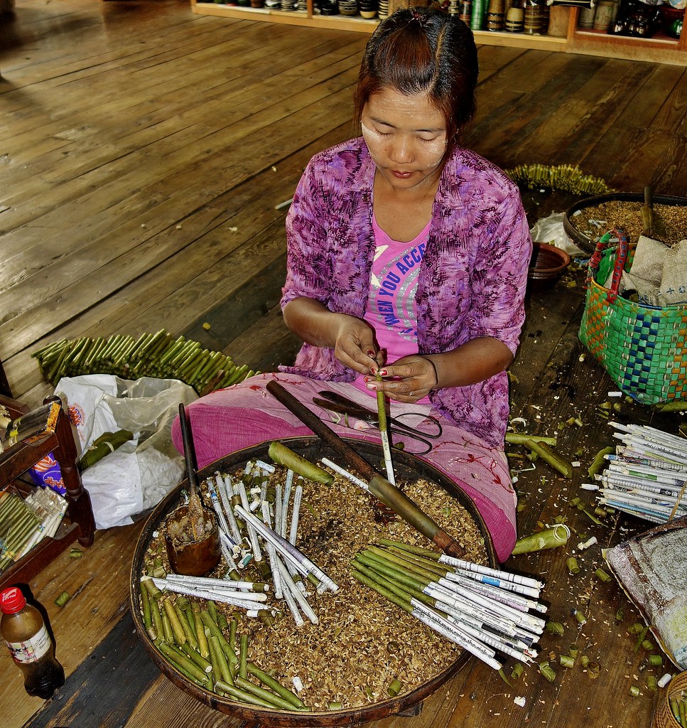 MYANMAR, Burma - rund um den Inle-See, Sagar) Zigarren-Zigarettenherstellung /Cheroot , 21449