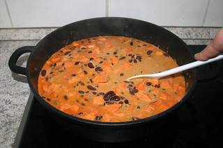 27 - Stir in chili sauce / Chilisauce verrühren