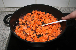 18 - Braise diced sweet potatoes / Süßkartoffelwürfel mit anbraten