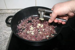 15 - Squeeze garlic in pan / Knoblauch in Pfanne pressen
